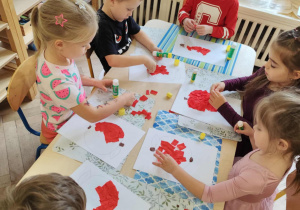 dzieci podczas pracy plastycznej " Jabłko"