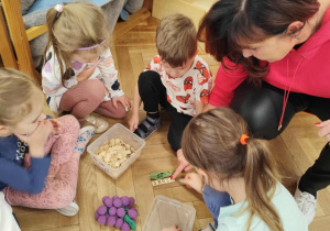 dzieci podczas odkrycia, że mamy h i ch