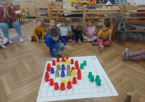 chłopiec, który tworzy obrazek na podstawie podanego kodu
