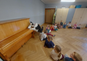Lila która znalazła ukrytą przez dziecko zabawkę