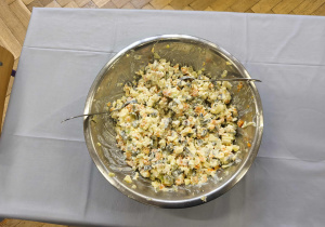 Na zdjęciu widzimy sałatkę jarzynową w misce.