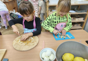 Na zdjęciu widzimy dwie dziewczynki, które kroją selera do sałatki jarzynowej.