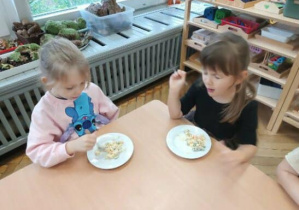 Na zdjęciu widzimy dzieci, które degustują wspólnie wykonanej sałatki.
