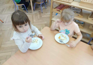 Na zdjęciu widzimy dzieci, które degustują wspólnie wykonanej sałatki.