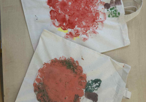 Zdjęcie przedstawia dwie torby płócienne dzieci.