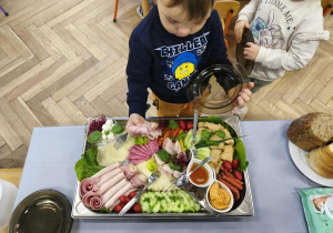 Na zdjęciu wdizmy chłopca, który sam decyduje o tym, co zje.