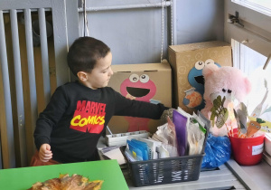 Na zdjęciu widzimy chłopca, który chowa Lily "Jeżyka".