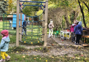 Na zdjęciu widzimy dzieci, które bawią się w kuchni błotnej.