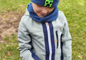 Na zdjęciu widzimy chłopca, który znalazł biedronkę. Po jego rękawie idzie czerwona biedronka.