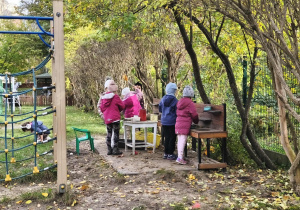 Na zdjęciu widzimy dzieci, które bawią się w kuchni błotnej.