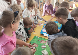 Dzieci urządzaja leśny i morski świat