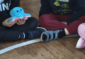 Dziecko określa swoją emocję wskazując na zabawce