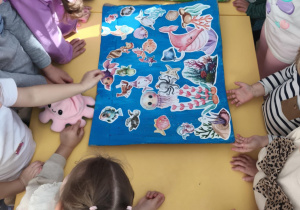 Dzieci urządzaja leśny i morski świat