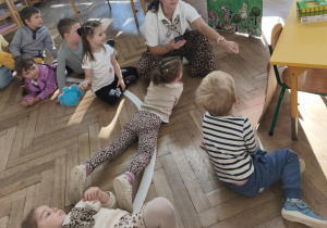 Prowadząca omawia z dziećmi temat pokazując ilustrację naszej planety