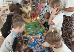 Dzieci urządzaja leśny i morski świat