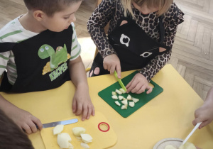 Dzieci kroją i obierają jabłka