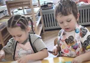 Dzieci kroją i obierają jabłka