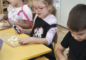 Dzieci kroją i obierają jabłka