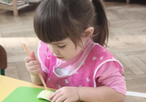 Dzieci kroją i obierają jabłka