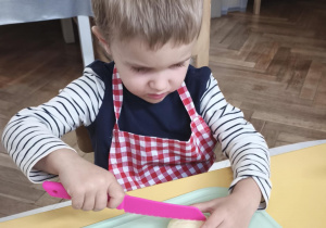 Dzieci kroją i obierają jabłka