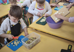 Dzieci kroją i obierają jabłka