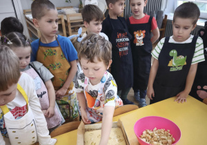 Dziecko układa jabłka na cieście