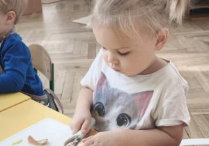 Dzieci kroją i obierają jabłka