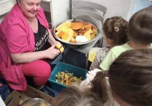 Dzieci zwiedzają kucnie i pomieszczenia kuchenne