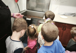 Dzieci zwiedzają kucnie i pomieszczenia kuchenne