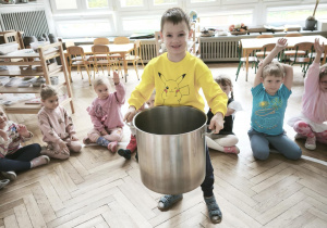 Dzieci oglądają przedszkolny sprzęt kuchenny