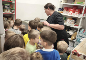 Dzieci zwiedzają kucnie i pomieszczenia kuchenne