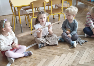 Dzieci oglądają przedszkolny sprzęt kuchenny