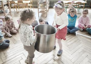 Dzieci oglądają przedszkolny sprzęt kuchenny