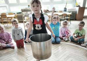 Dzieci oglądają przedszkolny sprzęt kuchenny