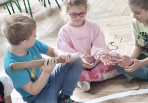 Dzieci oglądają przedszkolny sprzęt kuchenny