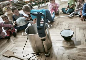 Dzieci oglądają przedszkolny sprzęt kuchenny