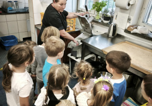 Dzieci zwiedzają kucnie i pomieszczenia kuchenne