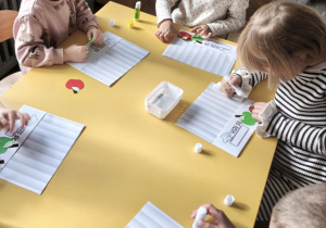 Dzieci ozdabiają czapki kucharskie