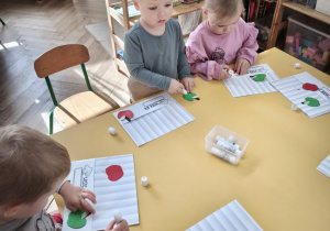 Dzieci ozdabiają czapki kucharskie