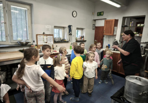 Dzieci zwiedzają kucnie i pomieszczenia kuchenne