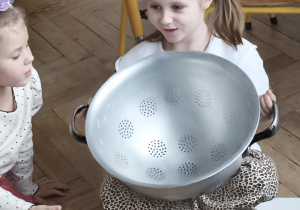 Dzieci oglądają przedszkolny sprzęt kuchenny