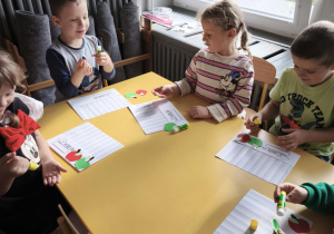 Dzieci ozdabiają czapki kucharskie