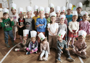 Zdjęcie dzieci w czapkach kucharskich