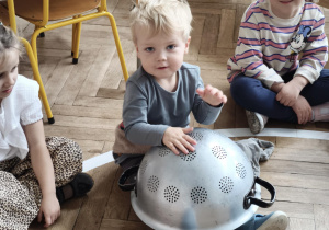 Dzieci oglądają przedszkolny sprzęt kuchenny