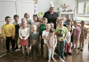 Grupowe zdjęcie z kucharzem