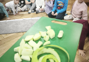 Częstowanie się kolejnymi gatunkami jabłek