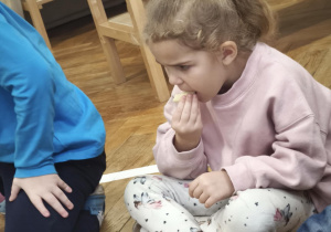 Dziewczynka je jabłko