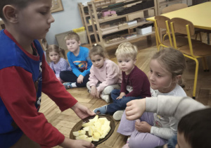 Częstowanie się kolejnymi gatunkami jabłek