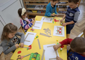 Dzieci wykonują prace plastyczną - jabłka w skrzynce