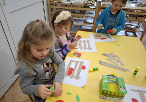 Dzieci wykonują prace plastyczną - jabłka w skrzynce